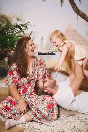 Parents qui jouent avec leur petite fille, décor Au bord du Nil, chez Tape à l'Œil à Nivelles