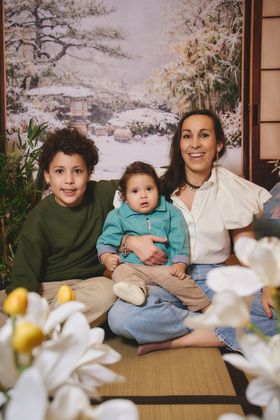 Maman et ses deux garçons devant un décor japonais enneigé, chez Tape à l'Œil à Waterloo