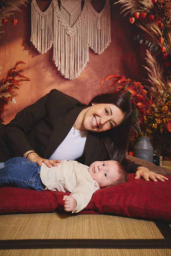 Maman allongée près de son bébé, décor macramé d'automne, chez Tape à l'Œil à Froyennes
