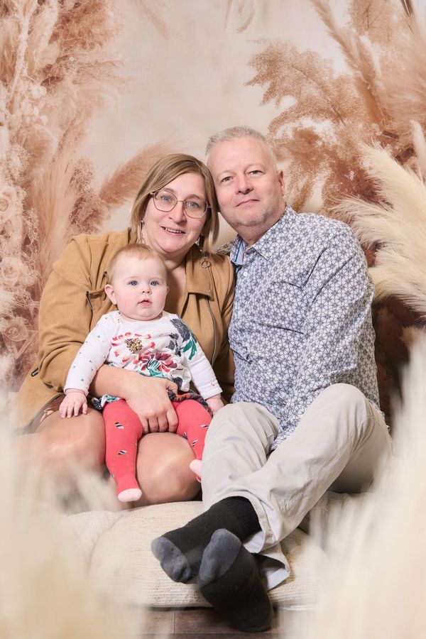 Grands-parents avec leur petite-fille sur les genoux, décor bohème, chez Aubert à Coudekerque